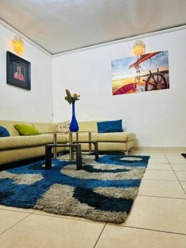 COSY House tesisinde bir oturma alanı