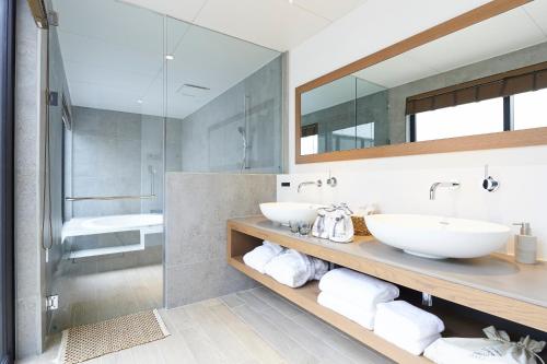 a bathroom with two sinks and a shower at Grand Bleu Gamin in Miyako-jima