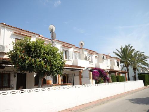 Bungalow acogedor de 2 habitaciones en Els Poblets con Wi-Fi y parking - ES-373-5