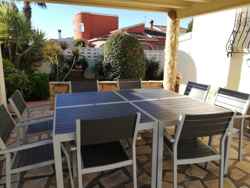 Villa moderne proche plage avec terrasse spacieuse