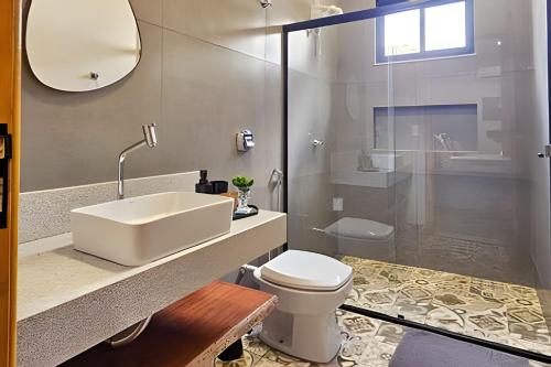 a bathroom with a sink and a toilet and a shower at Casa Ninhal, super central, nova e espaçosa. in Bonito