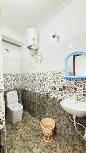 a bathroom with a toilet and a sink at Hotel MDP Ayodhya Near Rammandir Ayodhya in Ayodhya