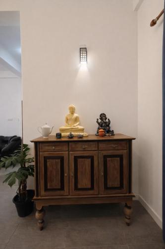 a table with a statue sitting on top of it at Paragon Villa Madiha in Matara