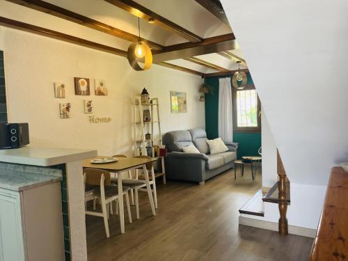 Casa adosada 2 hab. cómoda en Els Poblets con Wi-Fi y aparcamiento - ES-373-66