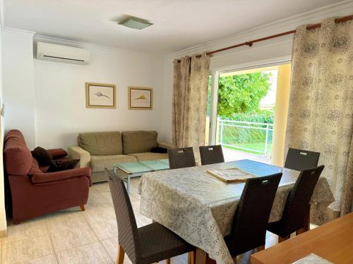 Apartamento encantador de 3 habitaciones con terraza y acceso al jardín en Denia - ES-373-39