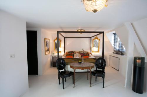 a dining room table with chairs and a table cloth at Design B&B Naarden Vesting in Naarden
