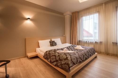 una camera con un letto e una grande finestra di Old Riga Galleria Apartment a Riga
