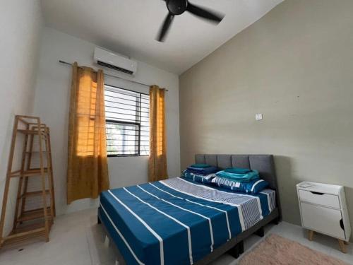 a bedroom with a bed and a ceiling fan at LAMAN SUZY Seri Iskandar in Seri Iskandar