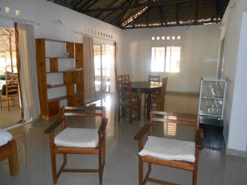 Habitación con mesa, sillas y comedor. en Villa Ny Onja, en Mahajanga