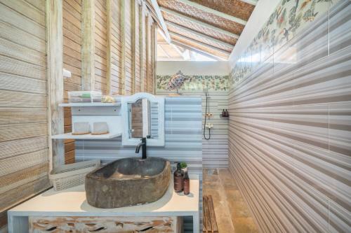 a bathroom with a large tub in the corner at Nusa View - Oceanfront Rentals in Nusa Lembongan