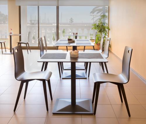a dining room table and chairs in a room at Hotel Porto Calpe in Calpe