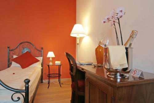 a bedroom with a bed and a desk with a desk at Locanda Al Ponte de Fero in Jesolo