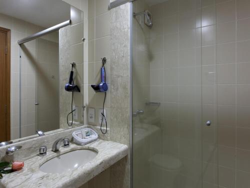 a bathroom with a sink and a shower at Nobile Inn Jundiaí in Jundiaí