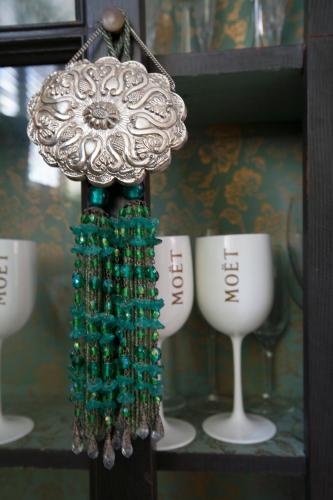 a bunch of beads on a shelf with wine glasses at Design B&B Naarden Vesting in Naarden