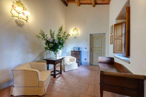a living room with two chairs and a table at Villa Le Barone in Panzano