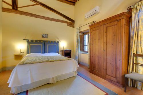 a bedroom with a large bed and a window at Villa Le Barone in Panzano