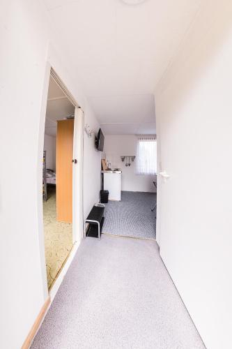 an empty room with a door open to a kitchen at Campingplatz am Hünstein in Nohra