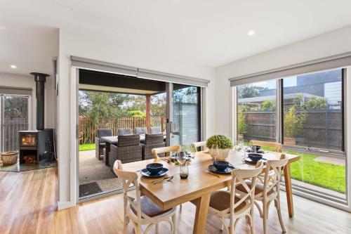 a dining room with a table and chairs at Stylish Townhouse Opposite Golfcourse in Cowes