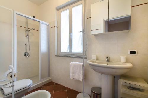 バヴェーノにあるVilletta in Tranquillaのバスルーム(洗面台、トイレ、シャワー付)