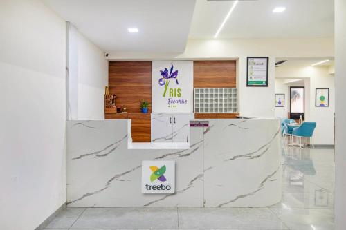 Die Lobby einer Klinik mit einem Empfangstresen in der Unterkunft Treebo Iris Executive, Hinjewadi in Pune
