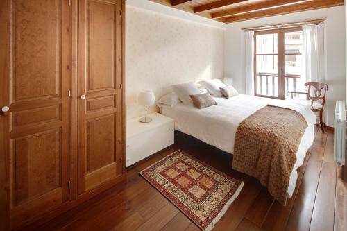 a bedroom with a bed and a window at Val de Ruda Luxe 6 by FeelFree Rentals in Baqueira-Beret