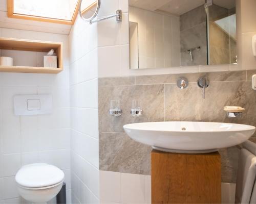 a bathroom with a sink and a toilet at Fannys in Weißach