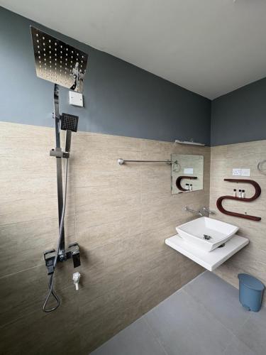 a bathroom with a camera and a sink at Mount Rivera in Atabage Pallegama