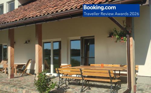 Jeziorosfera. Stodoła przy wodzie.