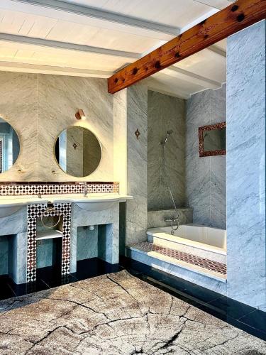 a bathroom with a tub and a sink and a mirror at Séjour Royal in Xàtiva
