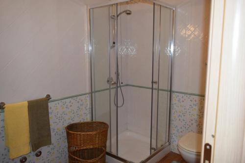bagno con doccia e servizi igienici. di Bed &Breakfast Pinetamare a Castel Volturno