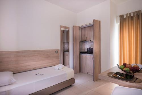 pokój hotelowy z łóżkiem i kuchnią w obiekcie Sea & City Apartments w Chanii
