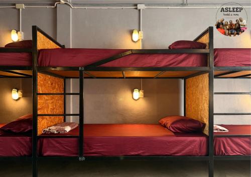 En eller flere senge i et værelse på Asleep Hostel