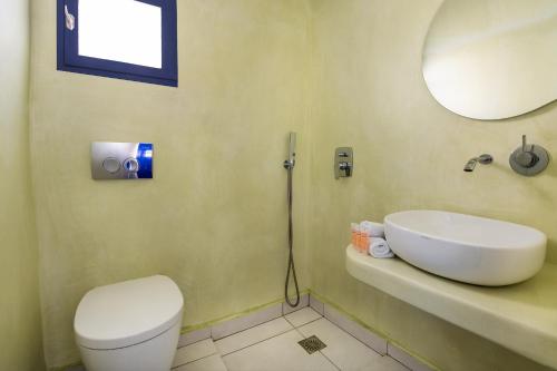 y baño con aseo blanco y lavamanos. en Samson΄s Village, en Perissa
