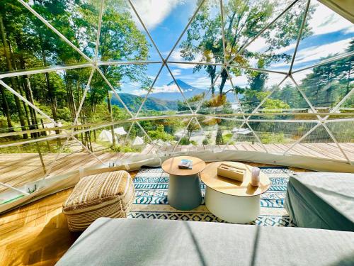 a room with a glass dome with a table and chairs at Retreat Camp Mahoroba in Fujikawaguchiko