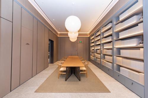 a long conference room with a table and chairs at JI Hotel Suzhou Wujiang Development Zone in Suzhou