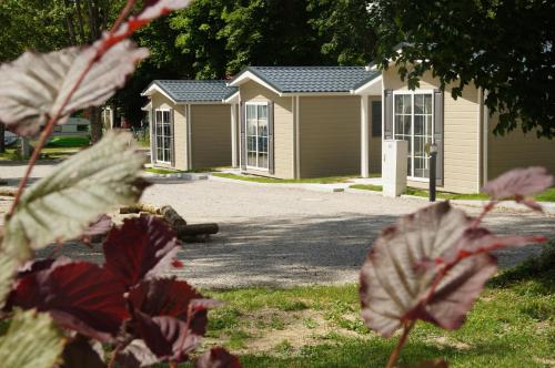 eine Reihe modularer Häuser in einem Park in der Unterkunft Chalet am Pilsensee in Seefeld