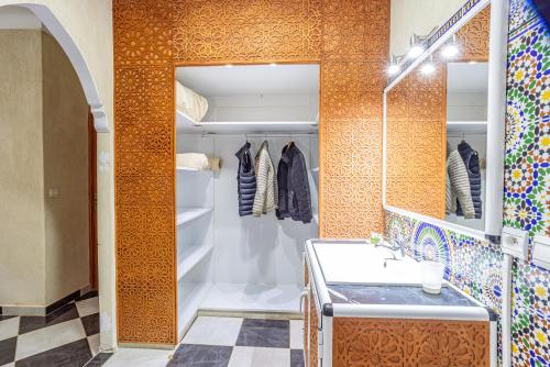 a bathroom with a sink and a mirror at Maison safou in Marrakesh