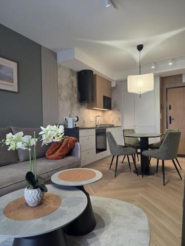 The One-Emerald Apartment