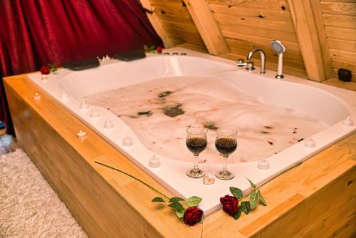 zwei Gläser Wein in einer Badewanne in der Unterkunft Tenta bungalov in Rize