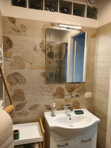 a bathroom with a sink and a mirror at A Casa di MaPe in Viterbo