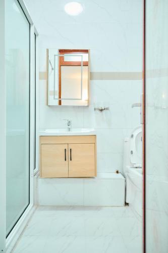 a bathroom with a sink and a toilet at Eliper Hotel in Gatura