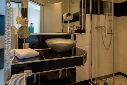 a bathroom with a bowl sink and a shower at Trip Inn Hotel Astoria in Göttingen