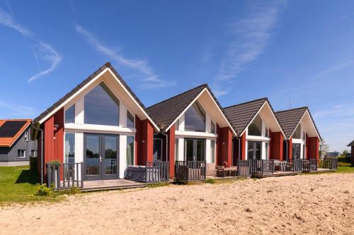 a row of houses on the beach at Dormio Waterpark Langelille in Langelille