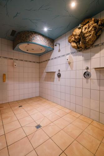 an empty bathroom with a tiled floor and a ceiling at hotel zentlinde in Mossautal