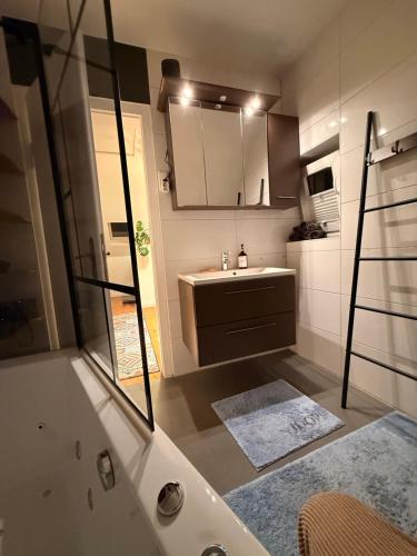 a bathroom with a sink and a bath tub at Gemütliche Doppelhaushälfte mit Garten und Sauna in Frechen