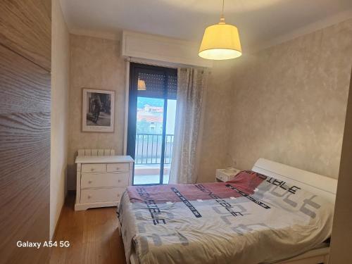 a bedroom with a bed and a window at Appartement confortable à Propriano avec balcon in Propriano