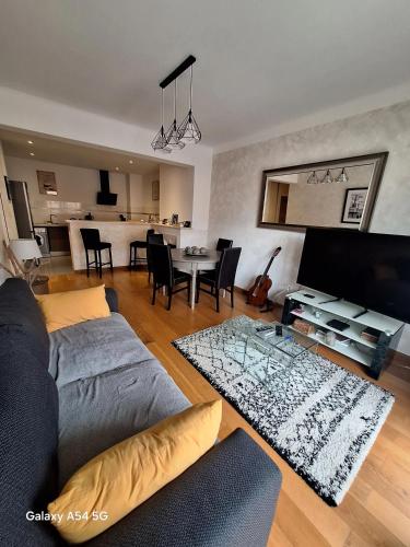 a living room with a couch and a table at Appartement confortable à Propriano avec balcon in Propriano