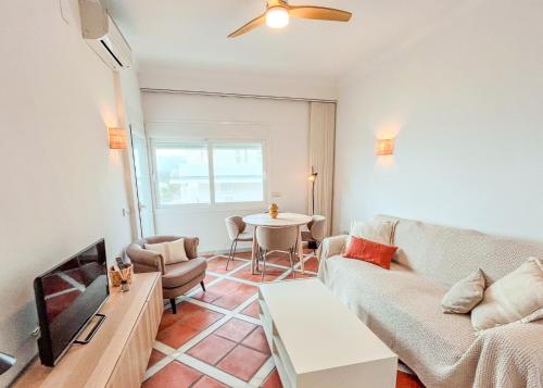 Skol 536 - Great One Bed Apartment with Wonderful Sea View.