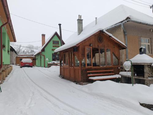 Domček pri vodopáde
