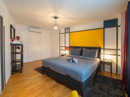 2 Bedroom Apartment with Terrace near Naschmarkt Metro U4